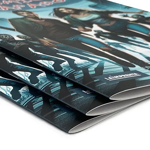 Detalle de la encuadernación grapada de un cómic